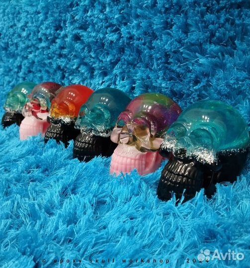 Череп из смолы, снежный шар, год змеи