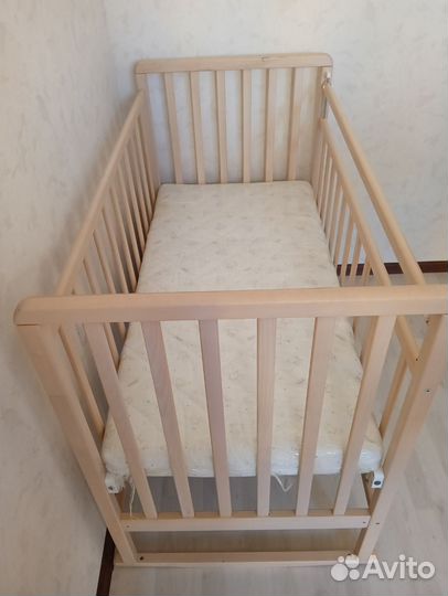 Детская кроватка с маятником