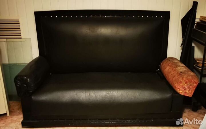 Диван старинный