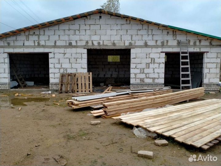 Бригада рабочих выполнит работы по укладки кровли