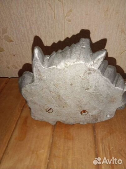 Пепельница первобытного человека бронза