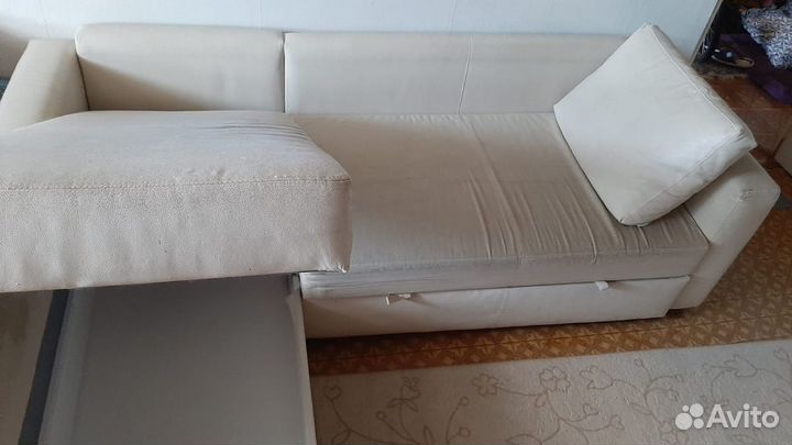 Диван угловой белый