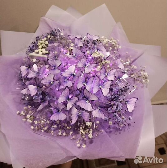 Светящийся букет из 55 бабочек