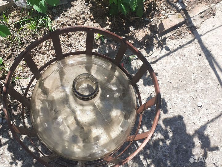 Бутыль стеклянная с корзиной