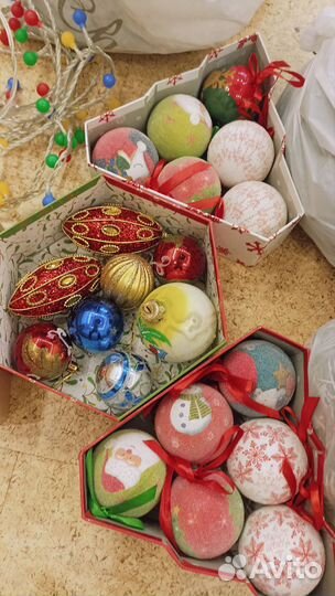 Новогодние украшения: гирлянды, ёлочные шары