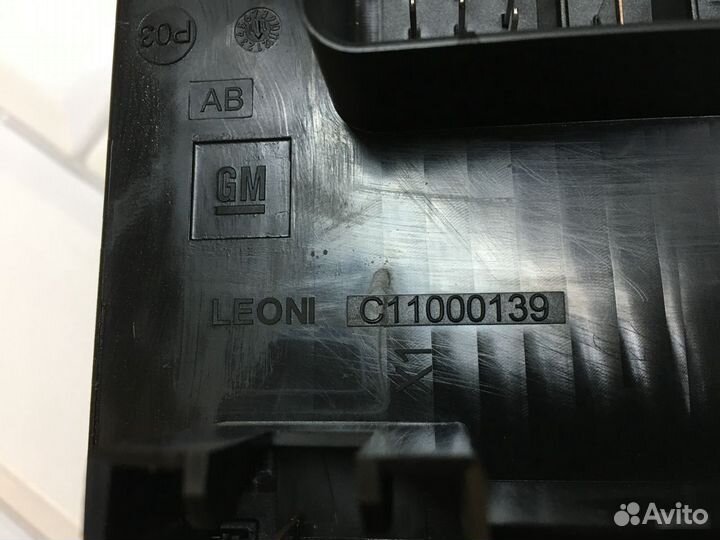 Блок предохранителей подкапотный Opel Astra J