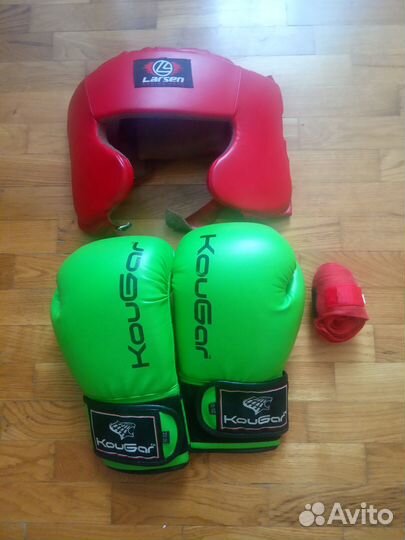 Боксерские перчатки и шлем