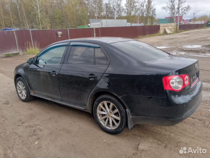 Накладка в торпедо левая VW Jetta 5