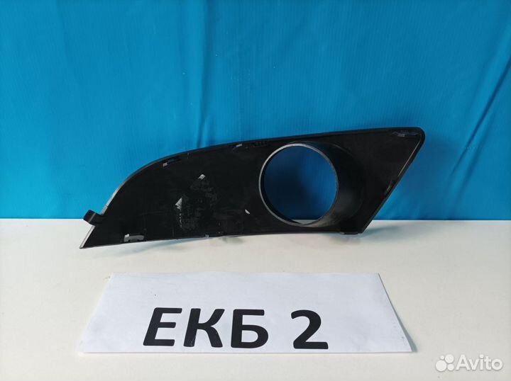 Окантовка противотуманной фары правая Renault Loga