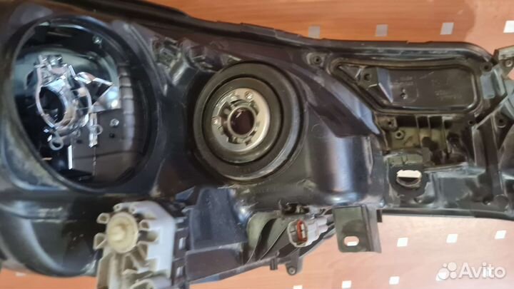 Левая передняя фара RAV4 XA40