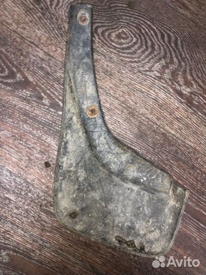 Брызговик задний правый Toyota Sprinter Carib