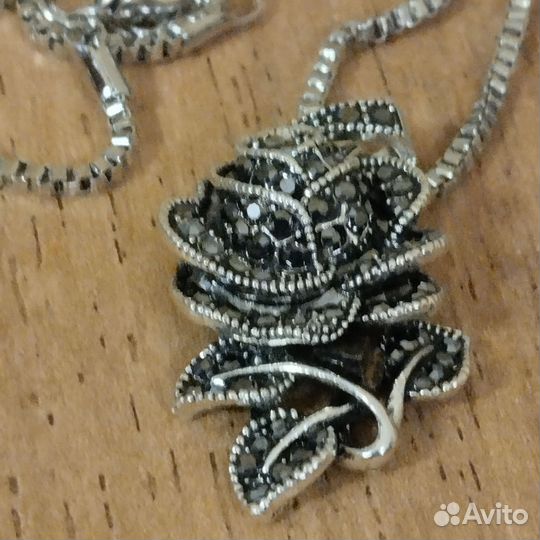 Серебряные серьги и колье с марказитами Роза
