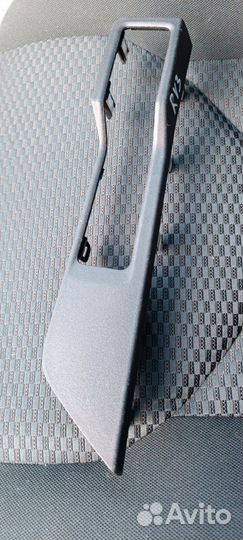 Пластиковая заглушка на ручник toyota RAV 4 40