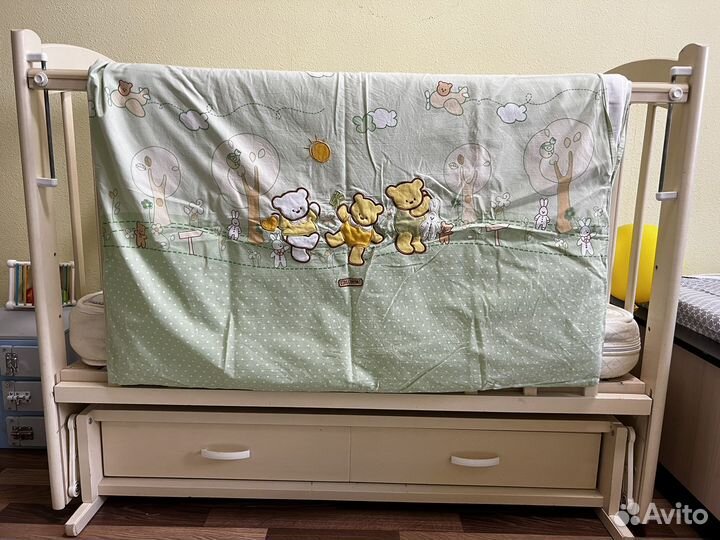 Детская кроватка с маятником и ящиком