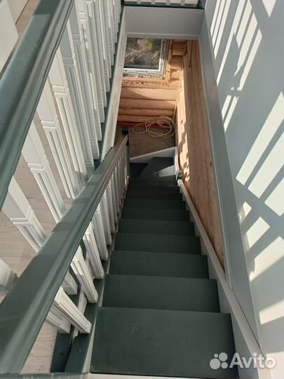 Деревянная лестница в коттедж под ключ