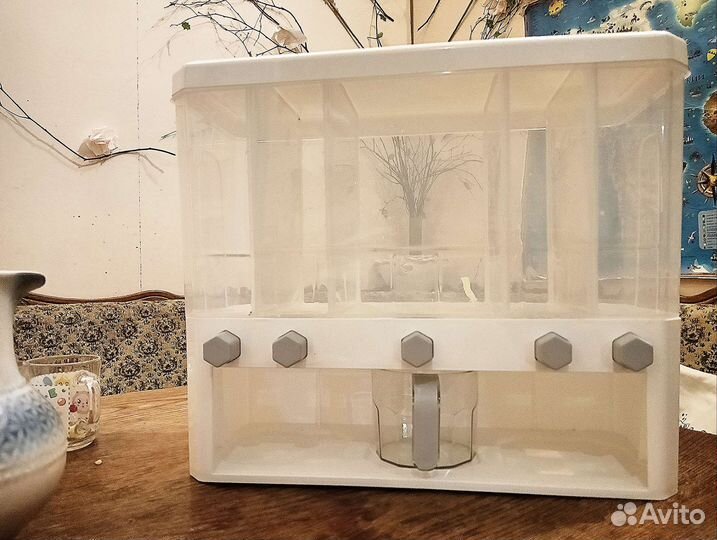 Диспенсер для сыпучих продуктов