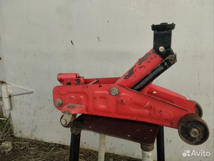 Домкрат подкатной