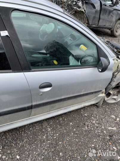 Дверь передняя правая Peugeot 206