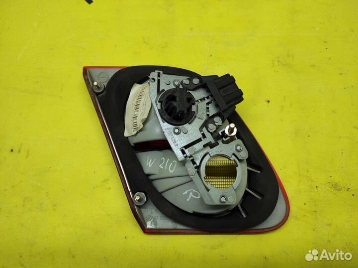 Фонарь задний правый внутренний Mercedes-Benz W210