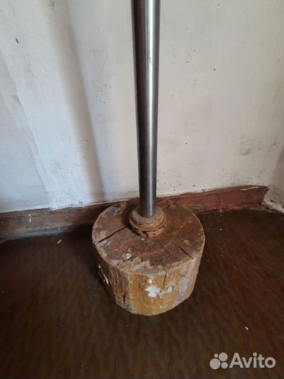 Вешалка для одежды и вещей