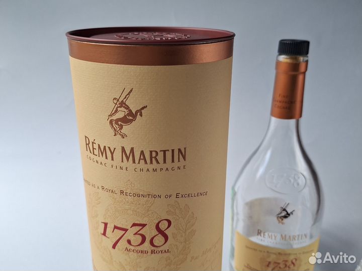 Пустая бутылка Remy Martin с коробкой