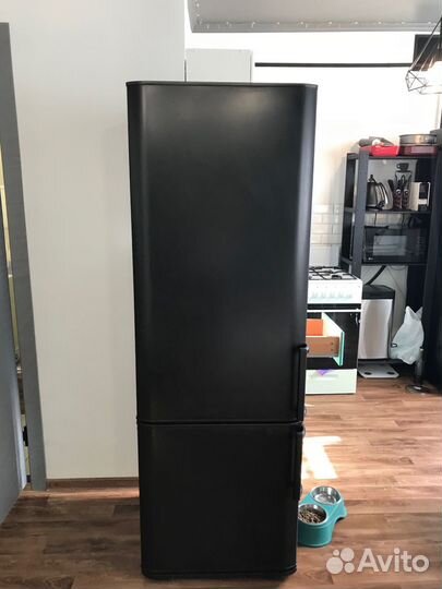 Холодильник черный Бирюса