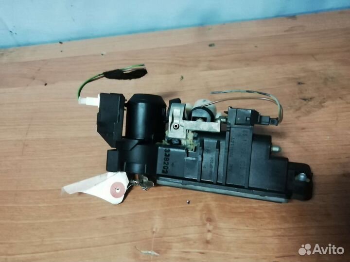 Ручка багажника Mercedes E Class A2037500493