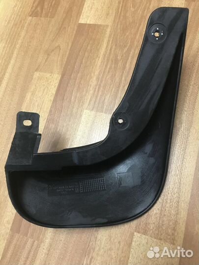 Брызговик передний левый Hyundai Tucson 2004