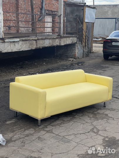 Диван трехместный удобный желтый