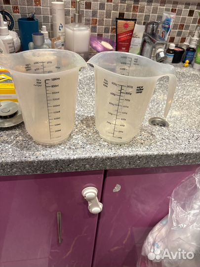 Два мерных стакана