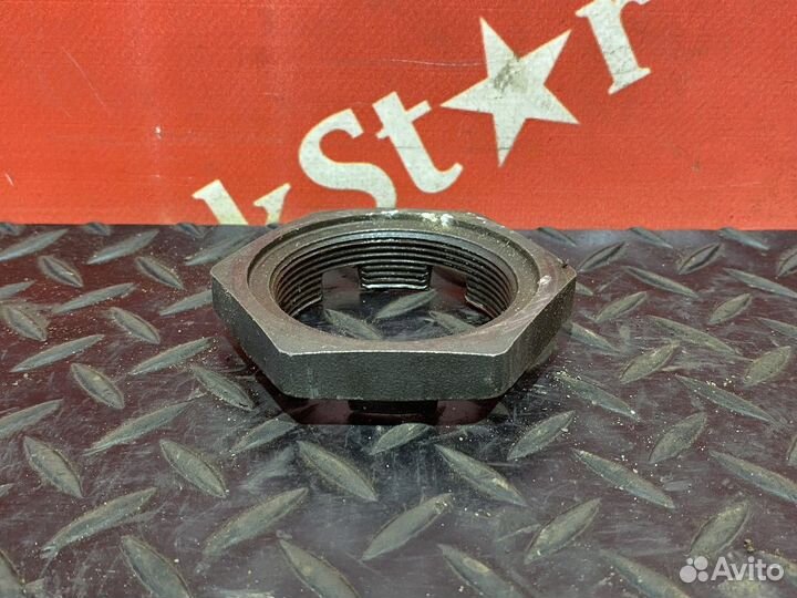 Гайка ступицы передней