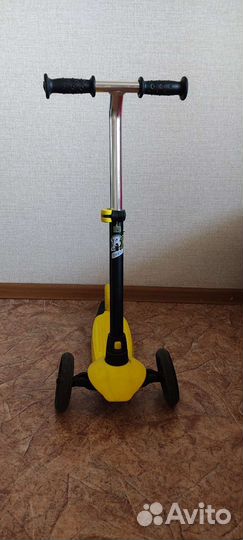 Самокат трехколесный