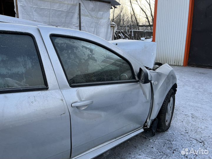 Стекло боковое правое Renault Duster 1