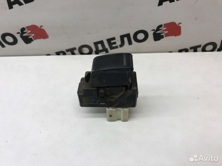 Кнопка стеклоподъемника п/п Nissan Maxima A33 2000