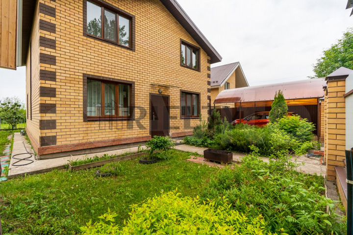 Коттедж 162,5 м² на участке 4 сот.