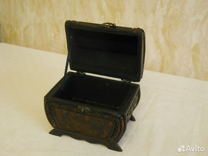 Деревянная шкатулка с кожаной отделкой