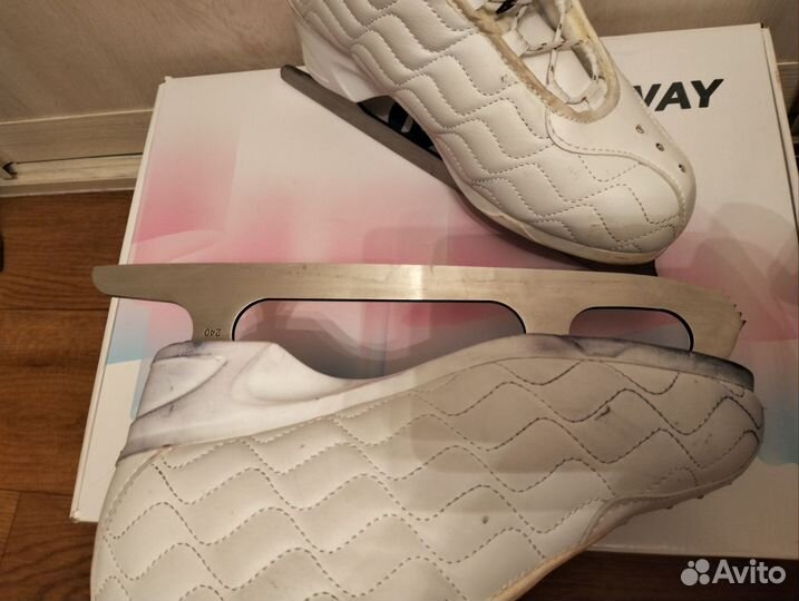 Коньки ледовые женские