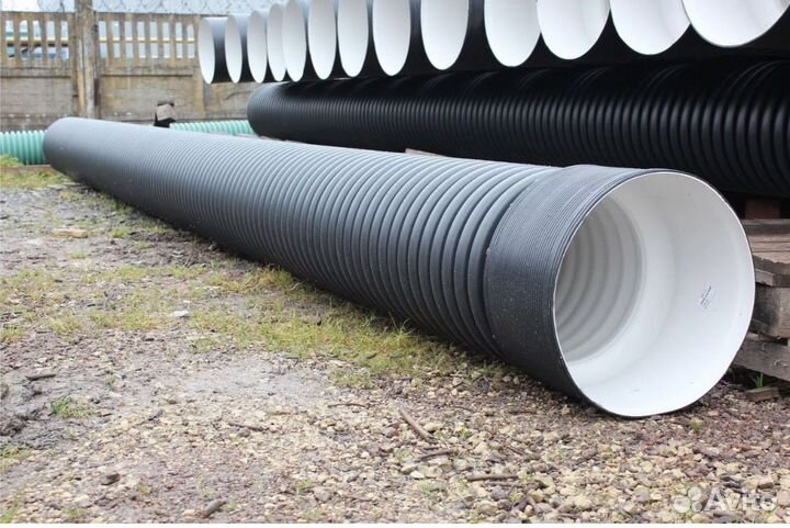 Труба гофрированная пластиковая в канаву на заезд