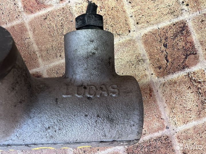 Главный тормозной цилиндр на Audi A6 C4