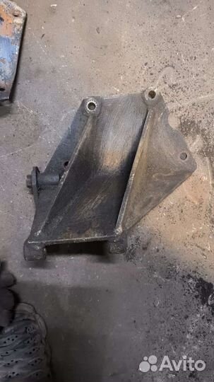 Кронштейн компрессора Audi 100c3 5 цилиндров