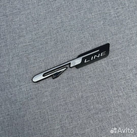 Металлическая наклейка на авто GT серебро черный