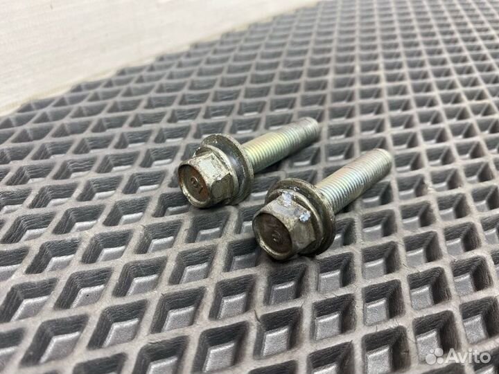 Болты кронштейна обводного ролика Honda Accord 8