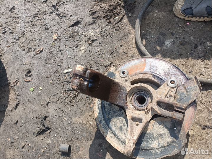 Левый поворотный кулак Renault Megane 2