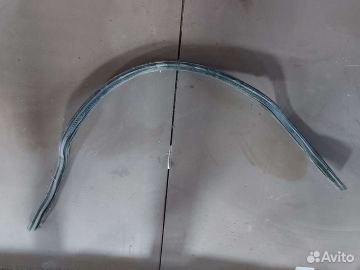 Уплотнитель капота на Audi A8 D3