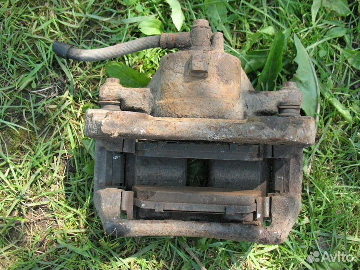 Суппорт передний Nissan Primera P12