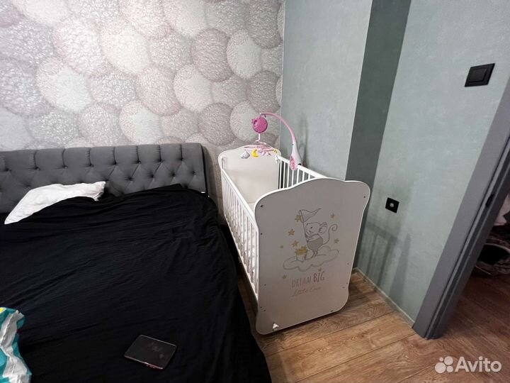 Детская кроватка с маятником и ящиком