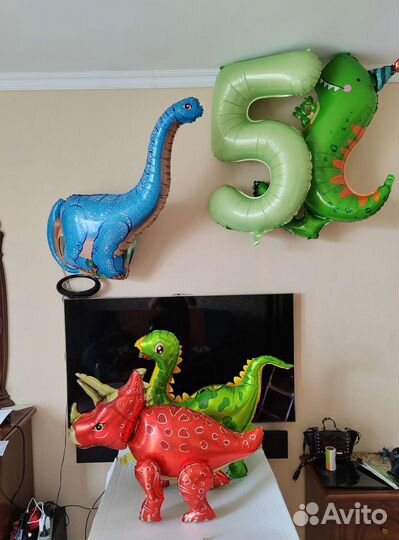 Надувные фигурки динозавров и цифра