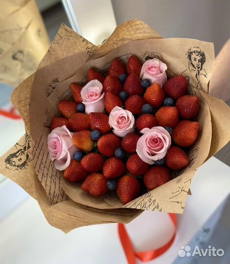 Букет из клубники и роз