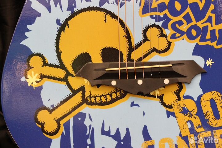 Гитара с красивым принтом