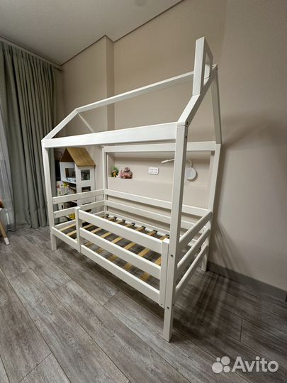 Детская кроватка домик